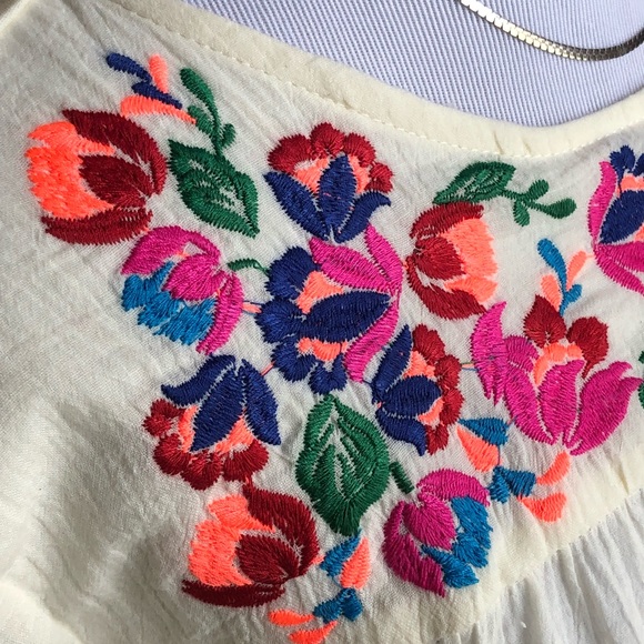 LAST ONE! 🌺Beautiful Embroidered Floral Top - Picture 5 of 5